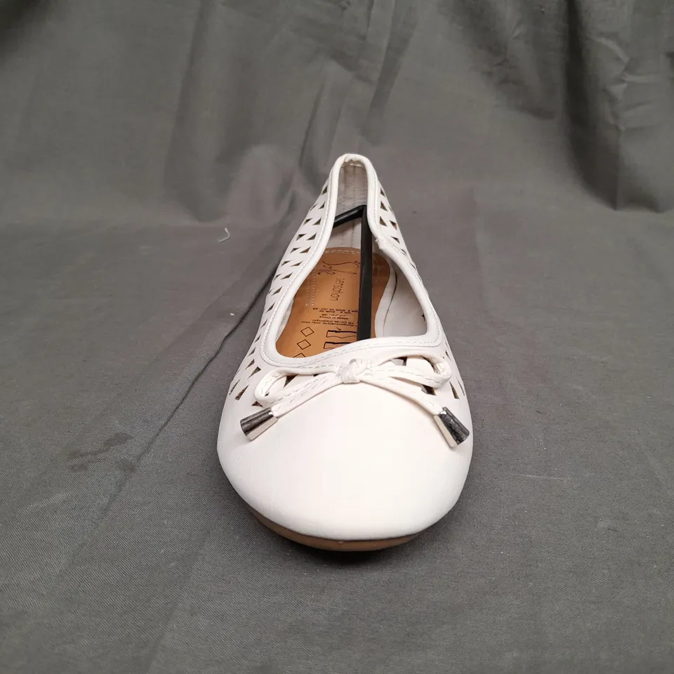 BOX OF APPROX 12 AVON KHLOE BALLERINA SHOES IN WHITE - UK 6