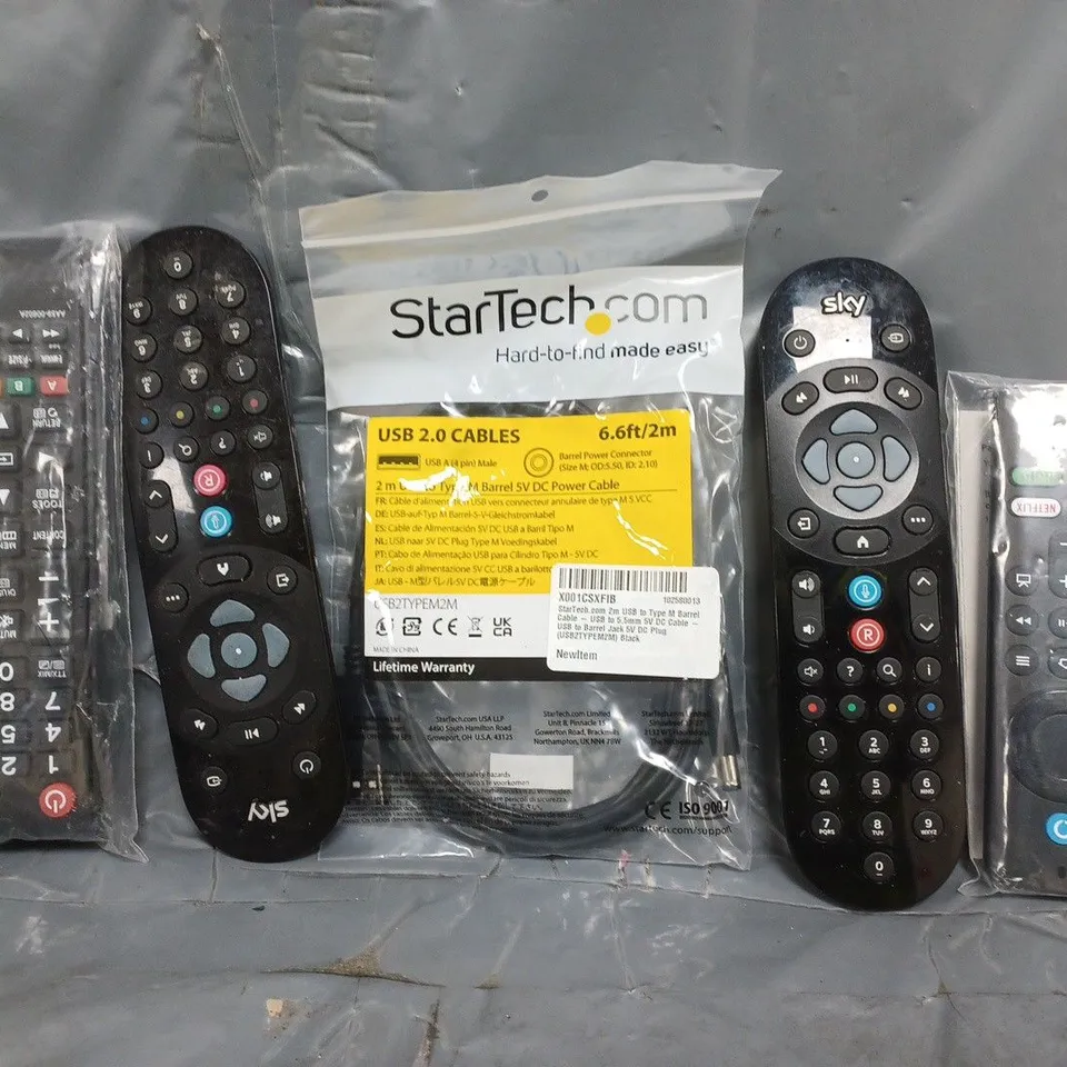 APPROXIMATELY 10 ASSORTED ELECTRICAL ITEMS TO INCLUDE VARIOUS CABLES, PLUGS, AND REMOTES, ETC