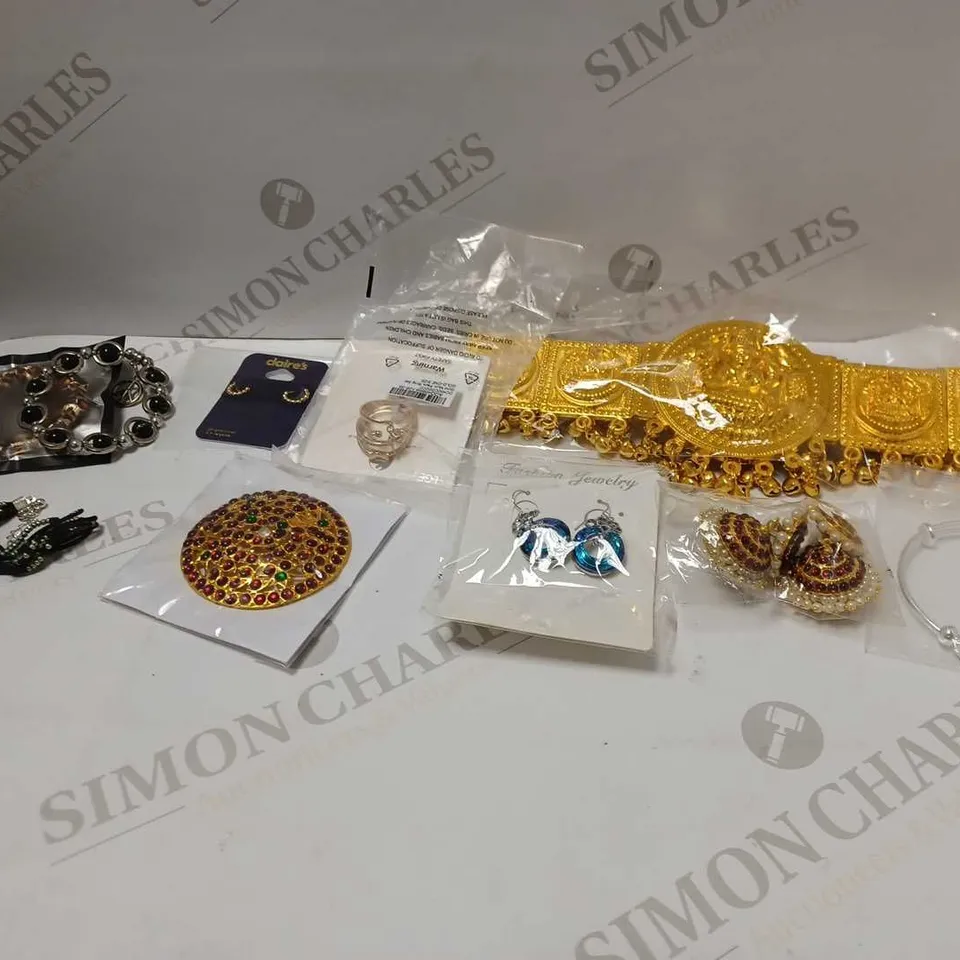 LOT OF APPROX 8 ASSORTED JEWELLERY ITEMS TO INCLUDE CLAIRES EARRINGS, SILVER CHARM BRACELET, DESIGNER GOLD BELLY CHAIN BELT, ETC