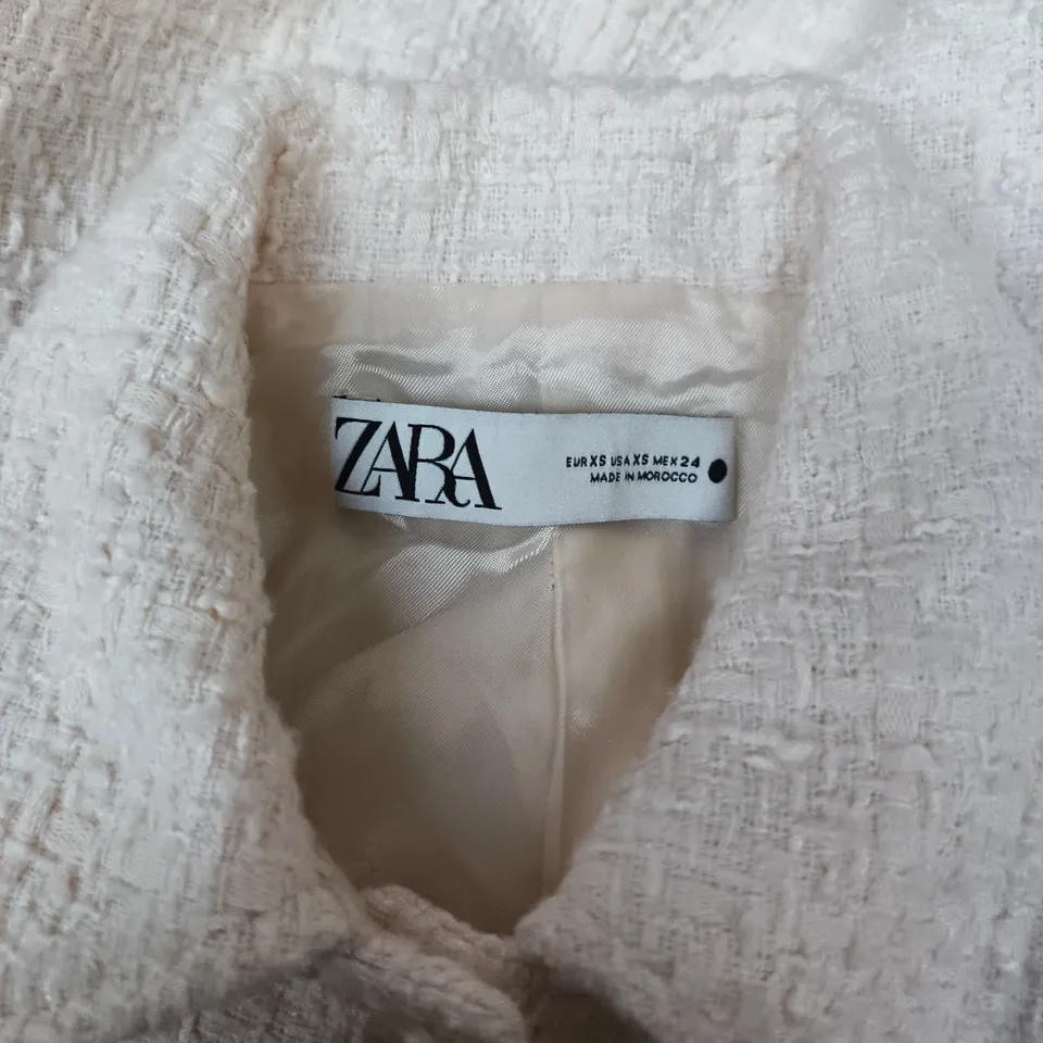 ZARA WHITE BOUCLÉ CROPPED JACKET WITH GOLD BUTTONS – UK XS