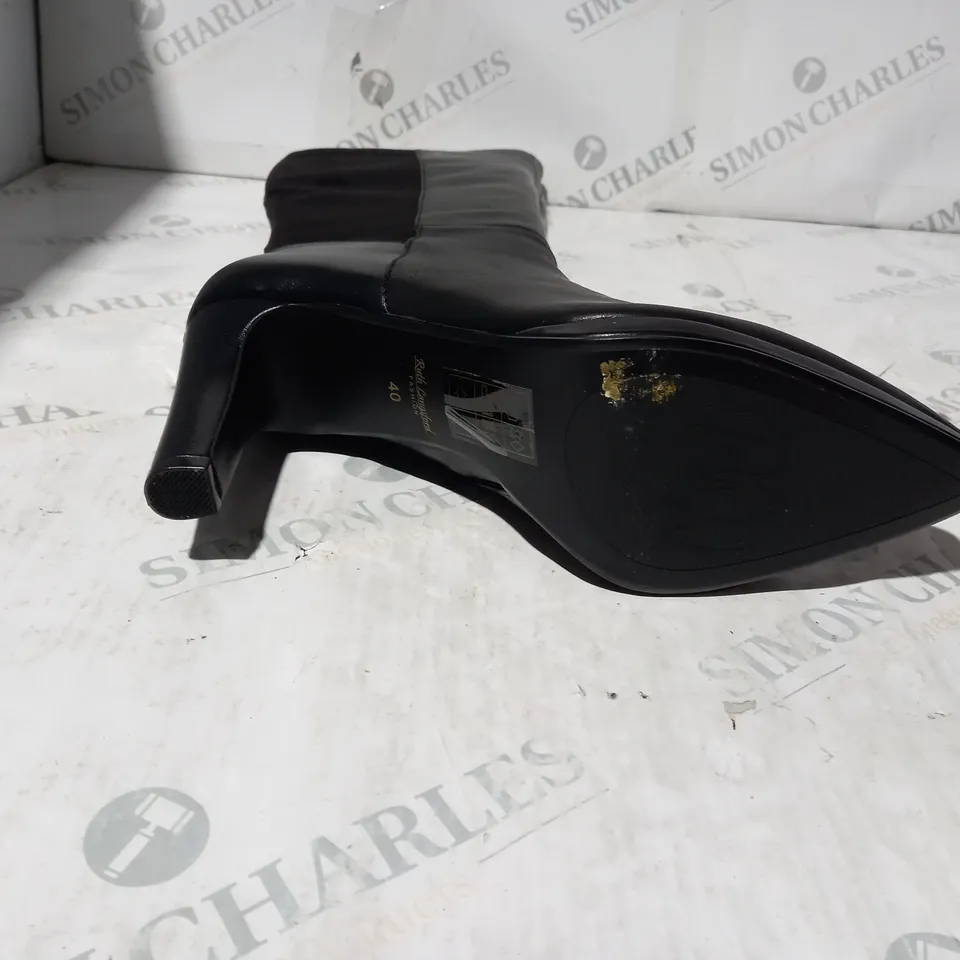 BOXED PAIR OF RUTH LANGSFORD KNEE BOOTS IN BLACK UK SIZE 7