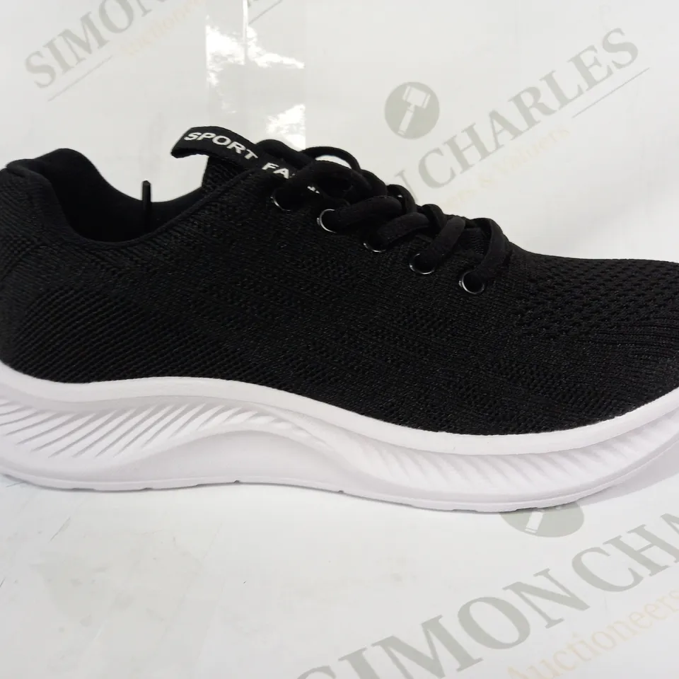 PAIR OF DESIGNER SPORT FASHION SHOES IN BLACK EU SIZE 40