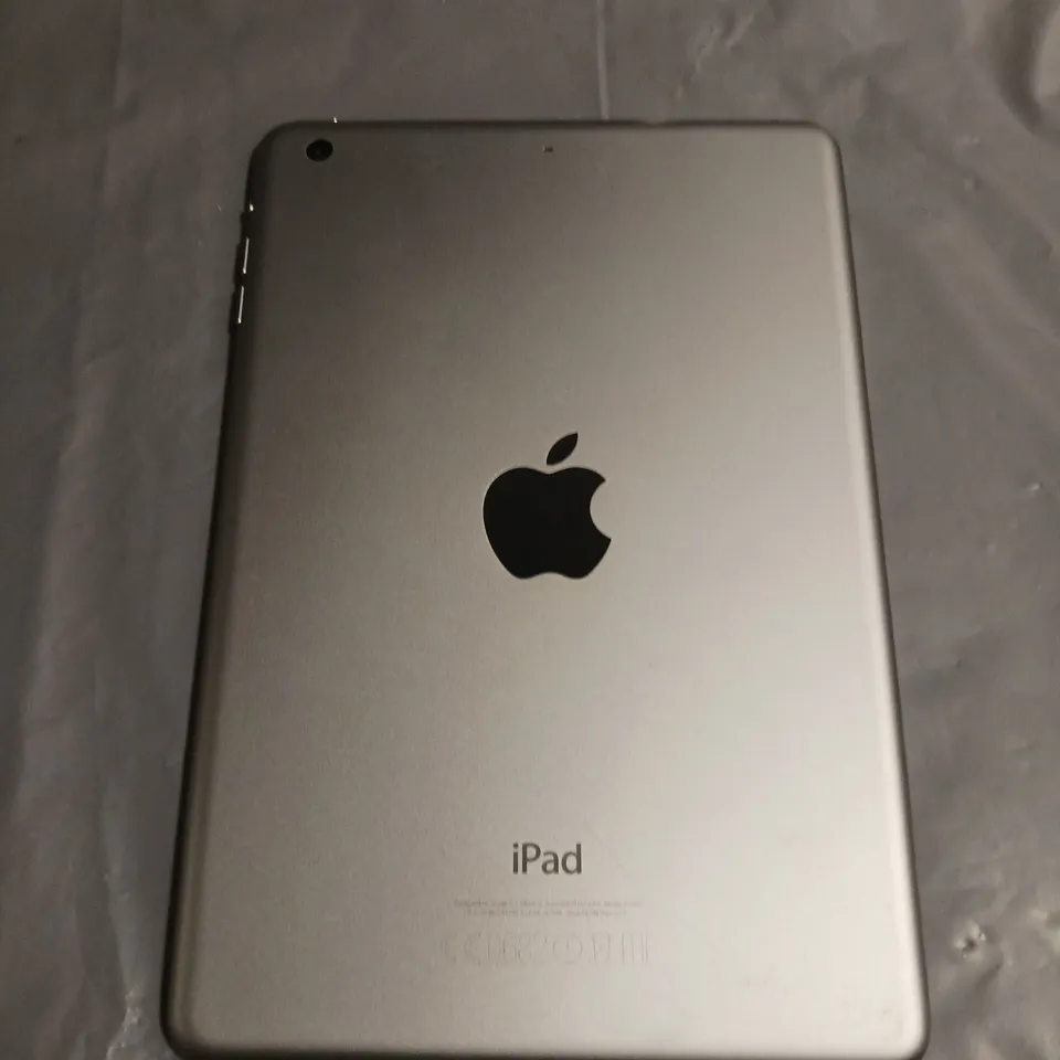 APPLE IPAD MINI 3RD GEN TABLET IN SILVER