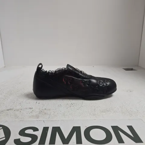 KOI BLACK LEATHER SLIP-ON SHOES WITH LACE TRIM & BOW MOTIFS SIZE 6