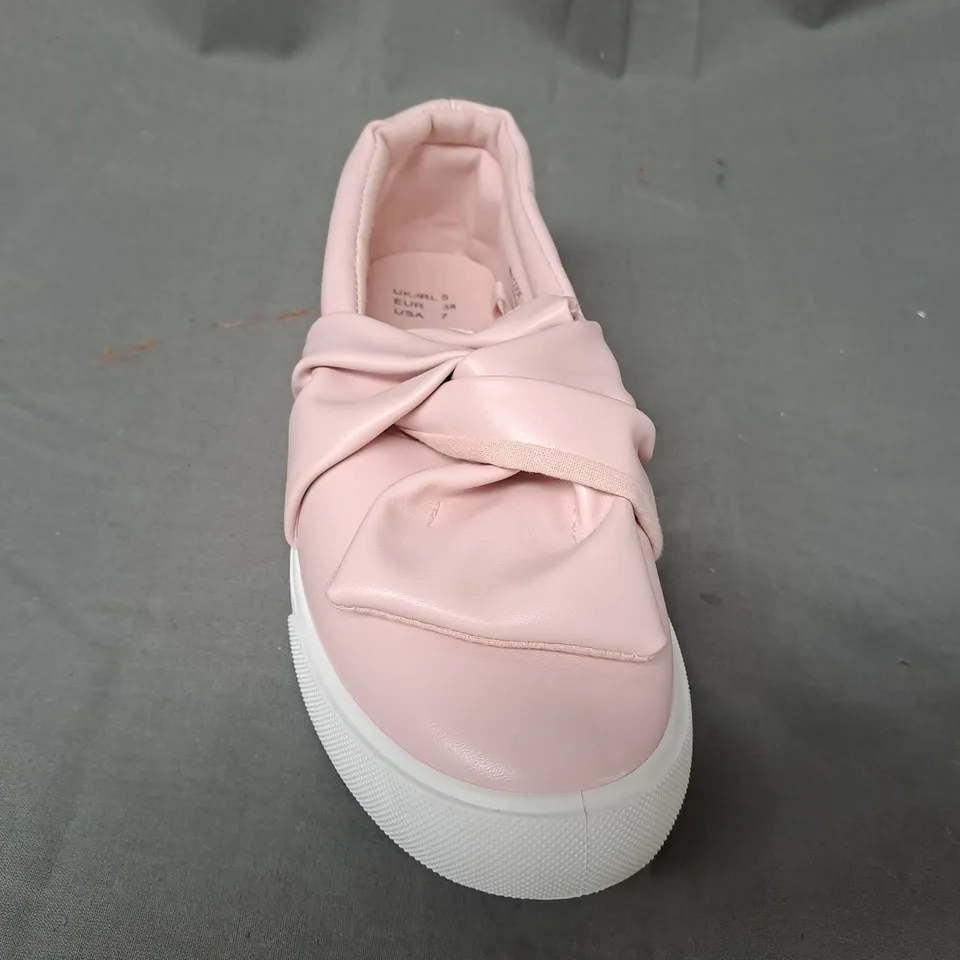 BOX OF APPROXIMATELY 10 PAIRS OF DESIGNER SHOES IN PINK IN VARIOUS SIZES