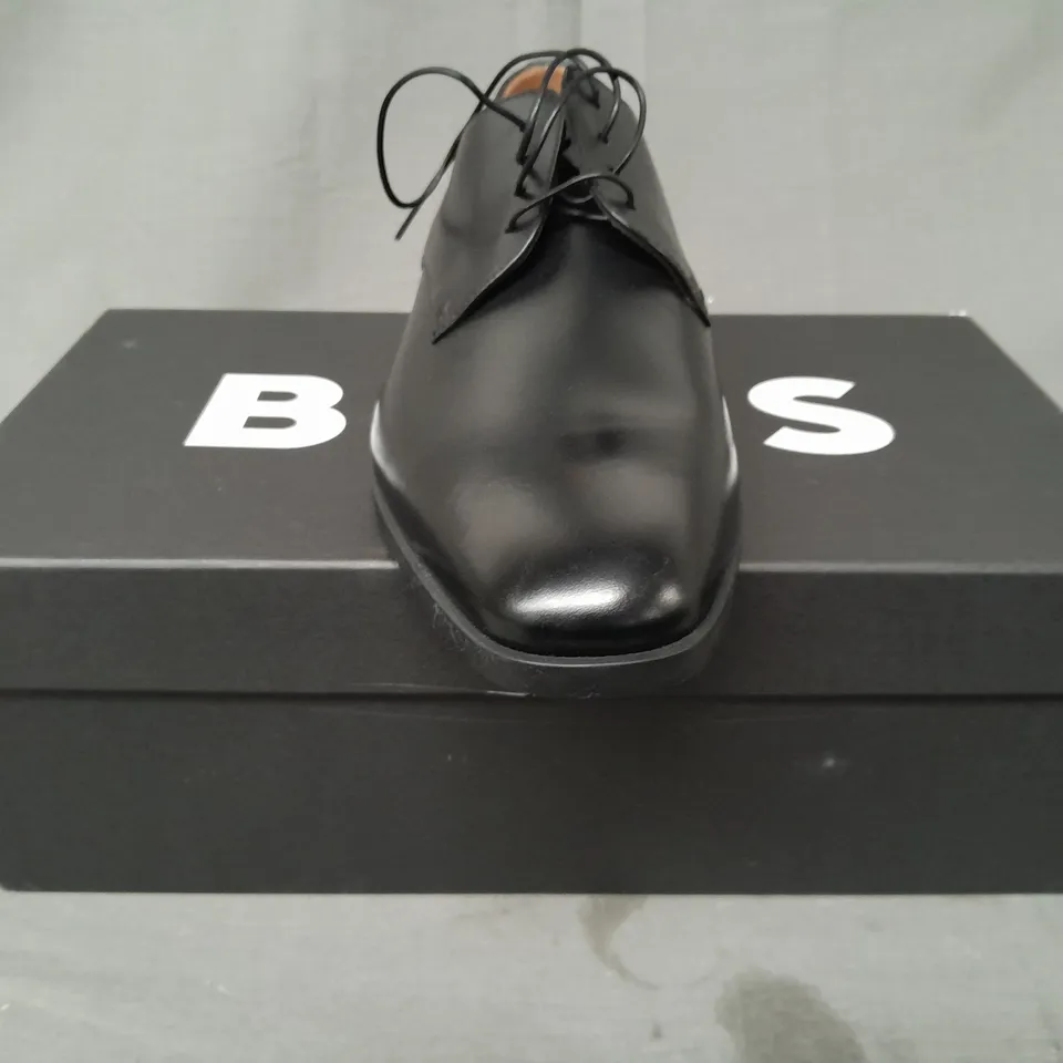 BOXED PAIR OF BOSS DRESS SHOES IN BLACK UK SIZE 8