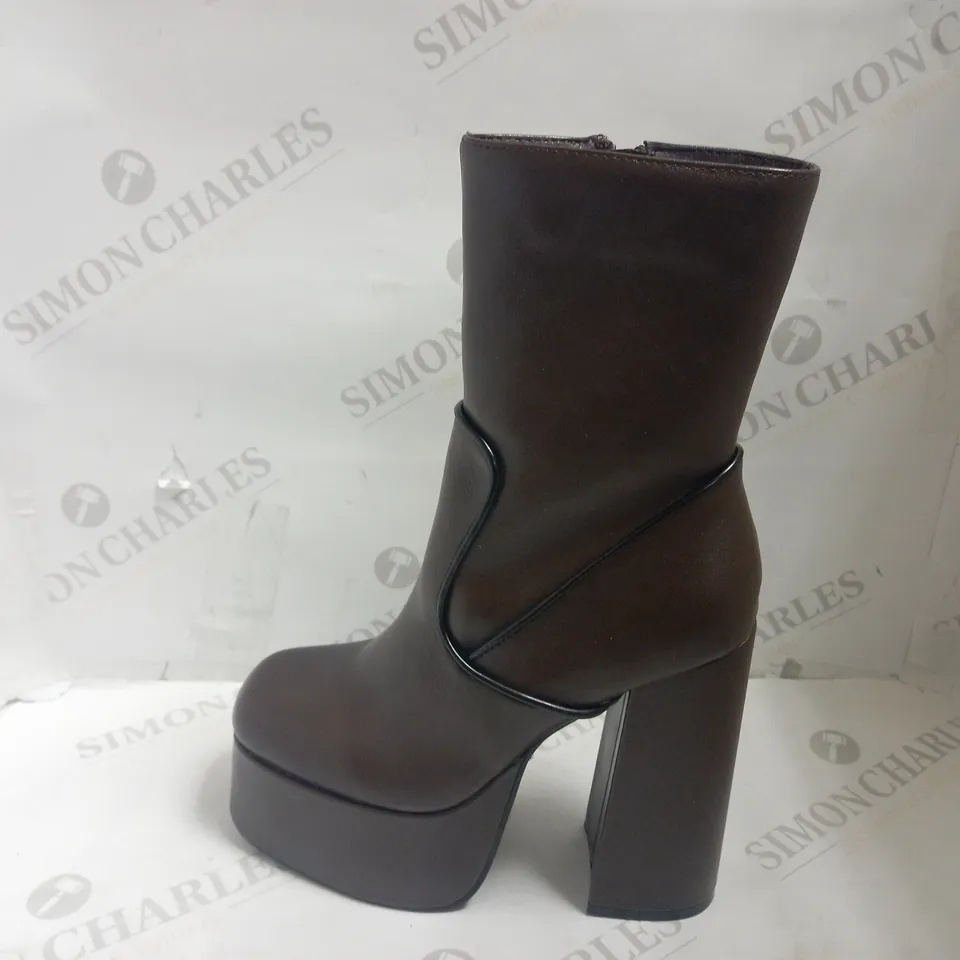 BOX OF 2 SHOES TO INCLUDE ONE BROWN FAUX LEATHER PLATFORM BOOT (LEFT) AND ONE BLACK FABRIC RUNNING SHOE (RIGHT)