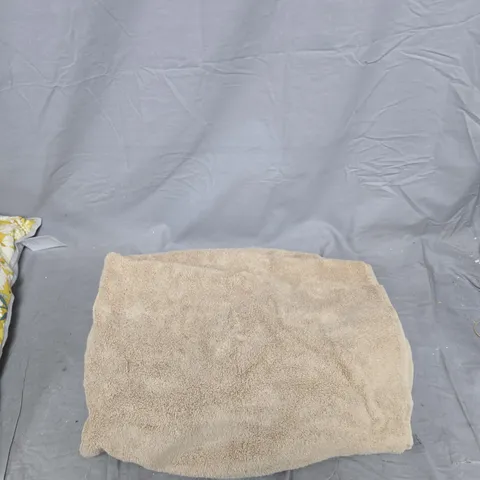 BOX OF APPROXIMATELY 20 HOUSEHOLD ITEMS INCLUDING:TOWEL, SHIELD COVER AND PILLOW