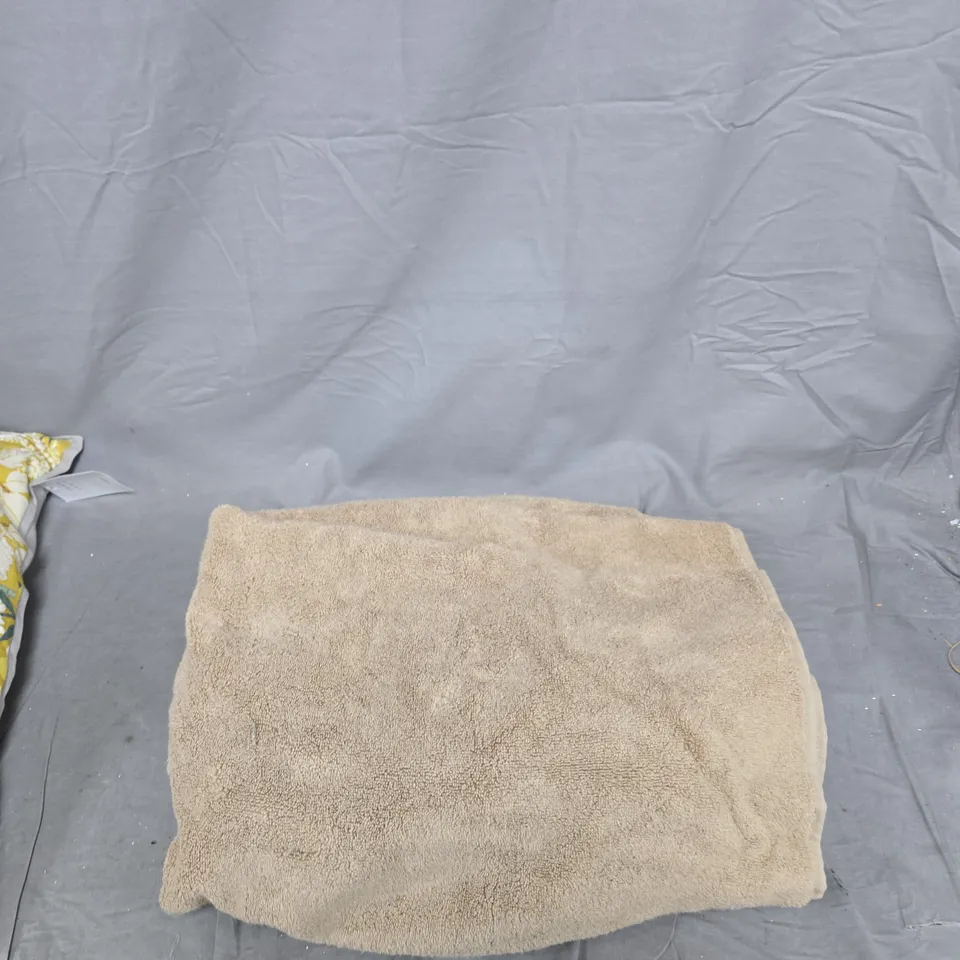 BOX OF APPROXIMATELY 20 HOUSEHOLD ITEMS INCLUDING:TOWEL, SHIELD COVER AND PILLOW