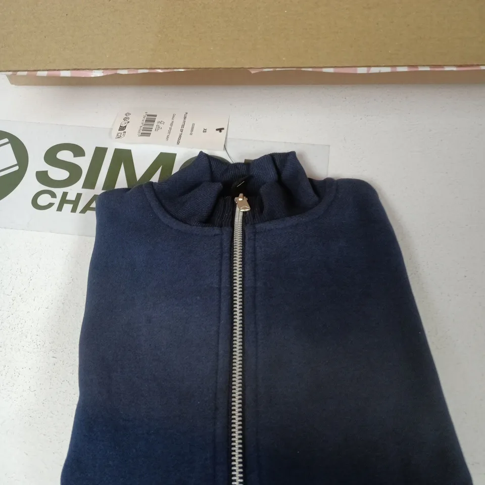 BOX OF APPROXIMATELY 20 ASSORTED CLOTHING ITEMS TO INCLUDE: ZIP UP FLEECE 