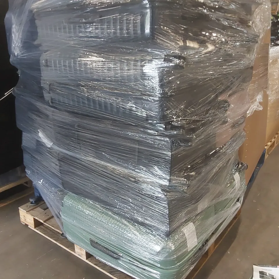 PALLET CONTAINING A VERY LARGE QUANTITY OF ASSORTED SUITCASES
