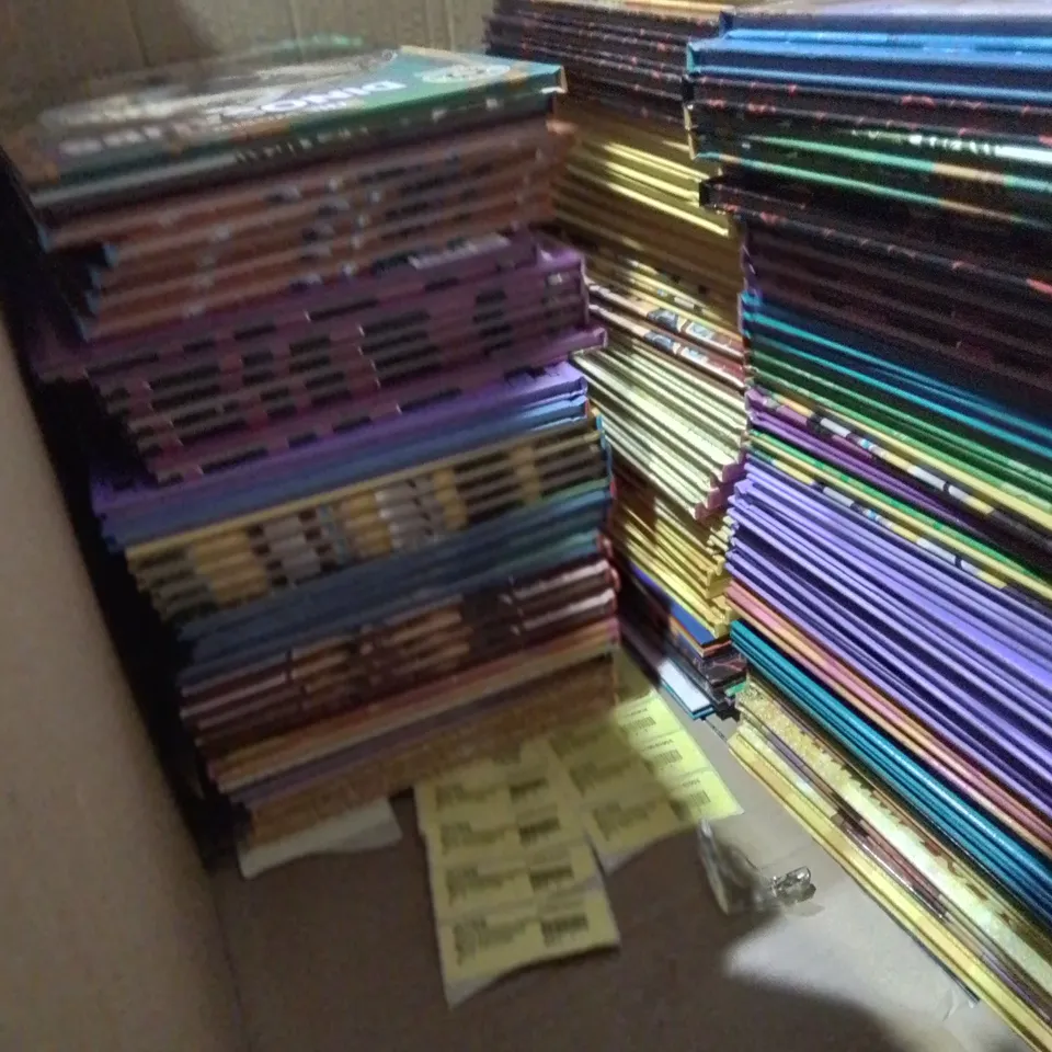 LARGE QUANTITY OF ASSORTED 2024 ANNUALS TO INCLUDE POKEMON, DISNEY FROZEN, ROBLOX AND DINOSAURS