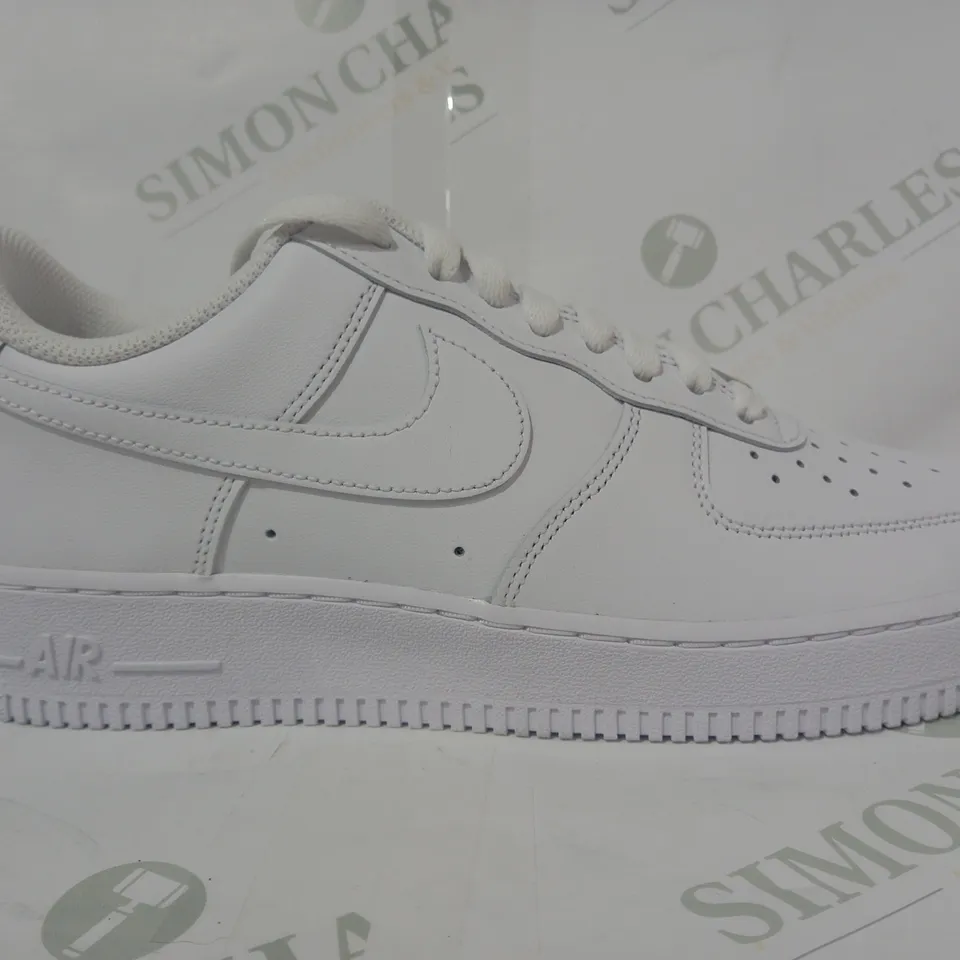 BOXED PAIR OF NIKE AIR FORCE 1 SHOES IN WHITE UK SIZE 7.5