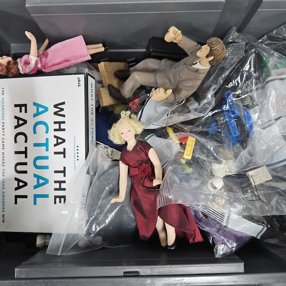APPROXIMATELY 12 ASSORTED TOYS & GAMES TO INCLUDE TENNIS BALLS, LEGO, WHAT THE ACTUAL FACTUAL BOARD GAME, ETC