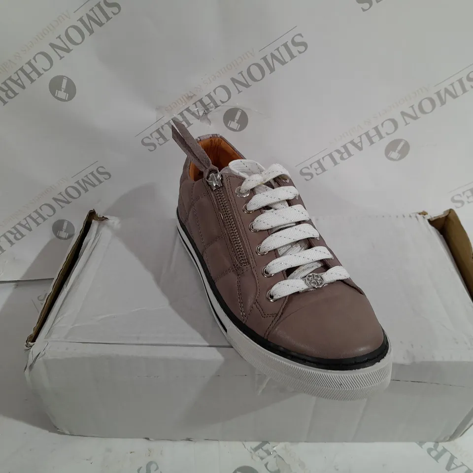 BOXED MODA IN PELLE BAYLEN LEATHER TRAINERS IN TAUPE SIZE 6