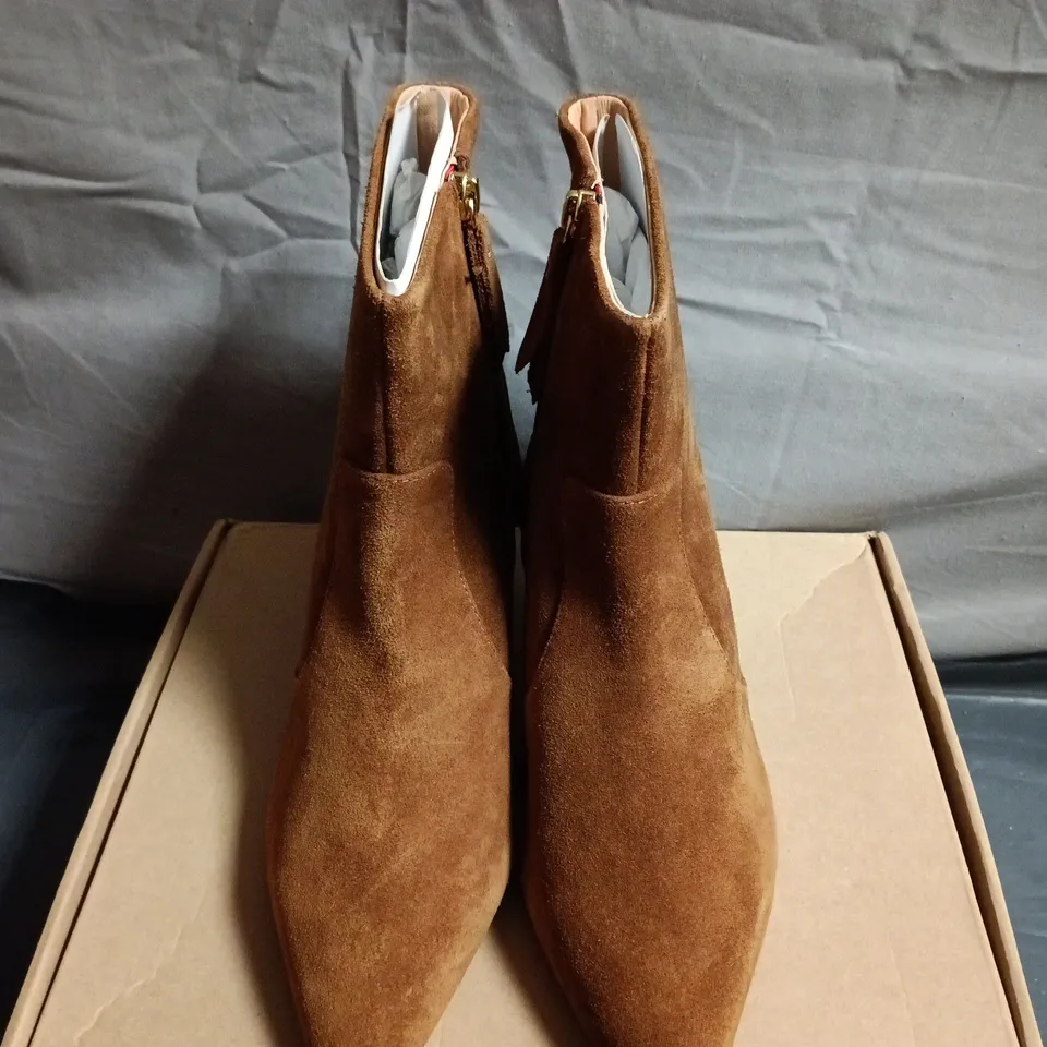BOXED PAIR OF BODEN WOMEN'S BROWN SUEDE ANKLE BOOTS - SIZE 41