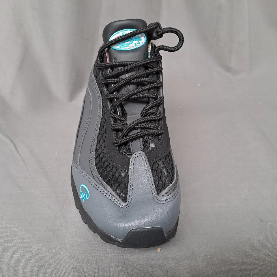 PAIR OF NIKE AIR SHOES IN GREY UK SIZE 7.5