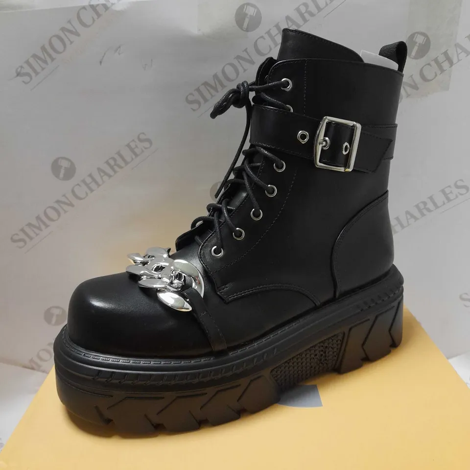 KOI EPOINE CHUNKY STOMPER BLACK PU CHAIN BOOTS - SIZE 8