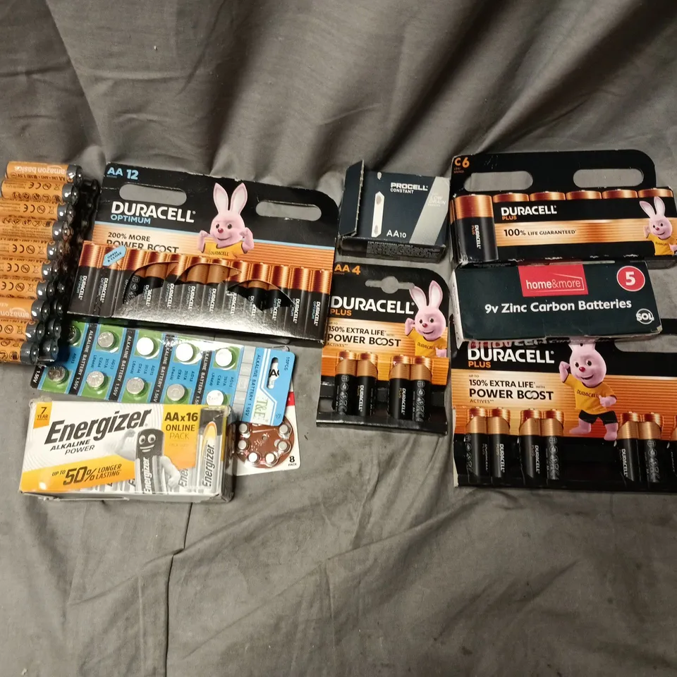 APPROXIMATELY 30 ASSORTED BATTERY PRODUCTS TO INCLUDE DURACELL PLUS AA, ENERGIZER AA, RAYOVAC CRYSTAL CLEAR HEARING AID BATTERIES, ETC - COLLECTION ONLY