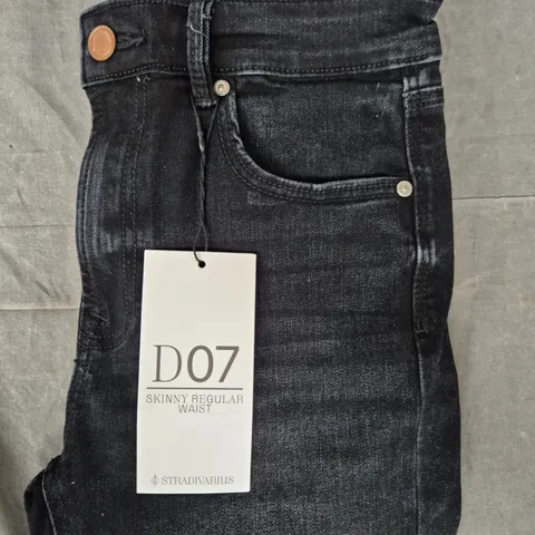 STRADIVARIUS D07 SKINNY REGULAR WAIST JEANS IN BLACK SIZE UK 10