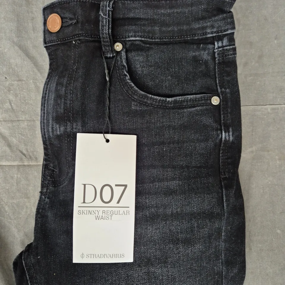 STRADIVARIUS D07 SKINNY REGULAR WAIST JEANS IN BLACK SIZE UK 10