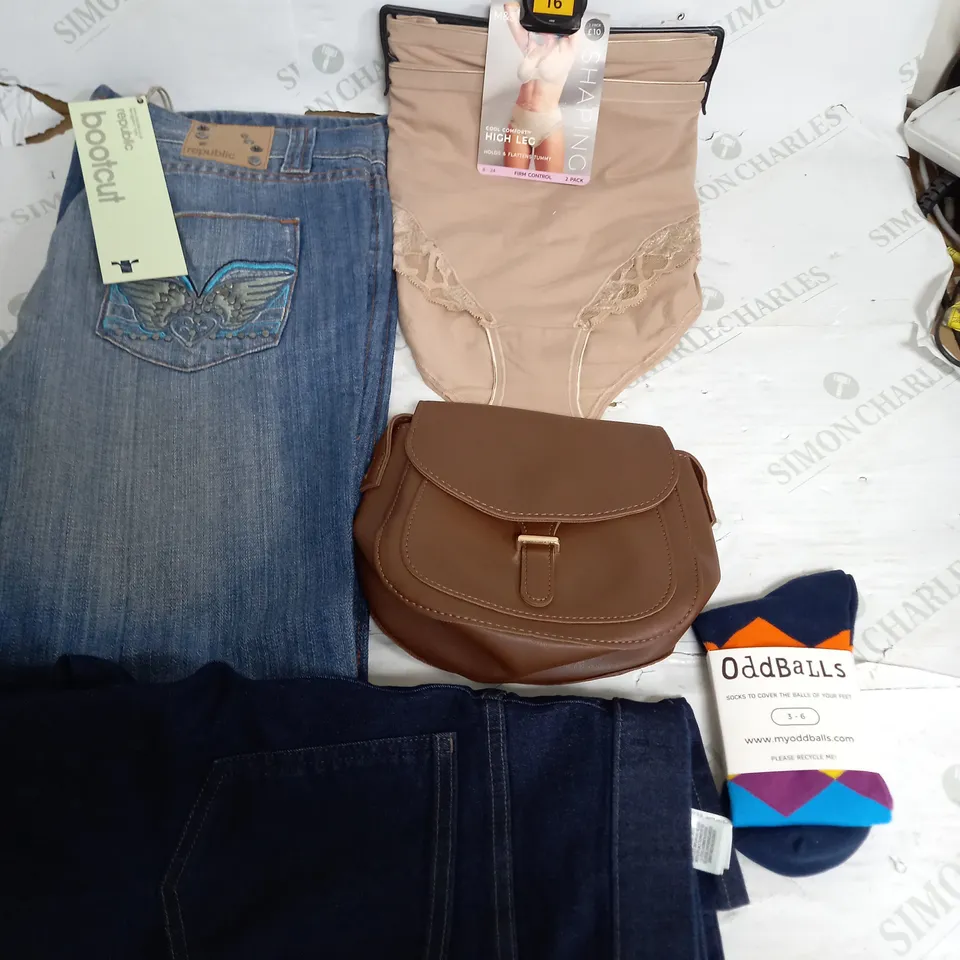 BOX OF APPROXIMATELY 22 ASSORTED CLOTHING ITEMS TO INCUDE - BAG , SOCKS , JEANS ETC