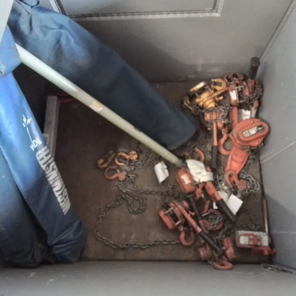PALLET CONTAINING VARIOUS CHAINS, PULLEYS, 1750KG LIFTING RIG, ETC.