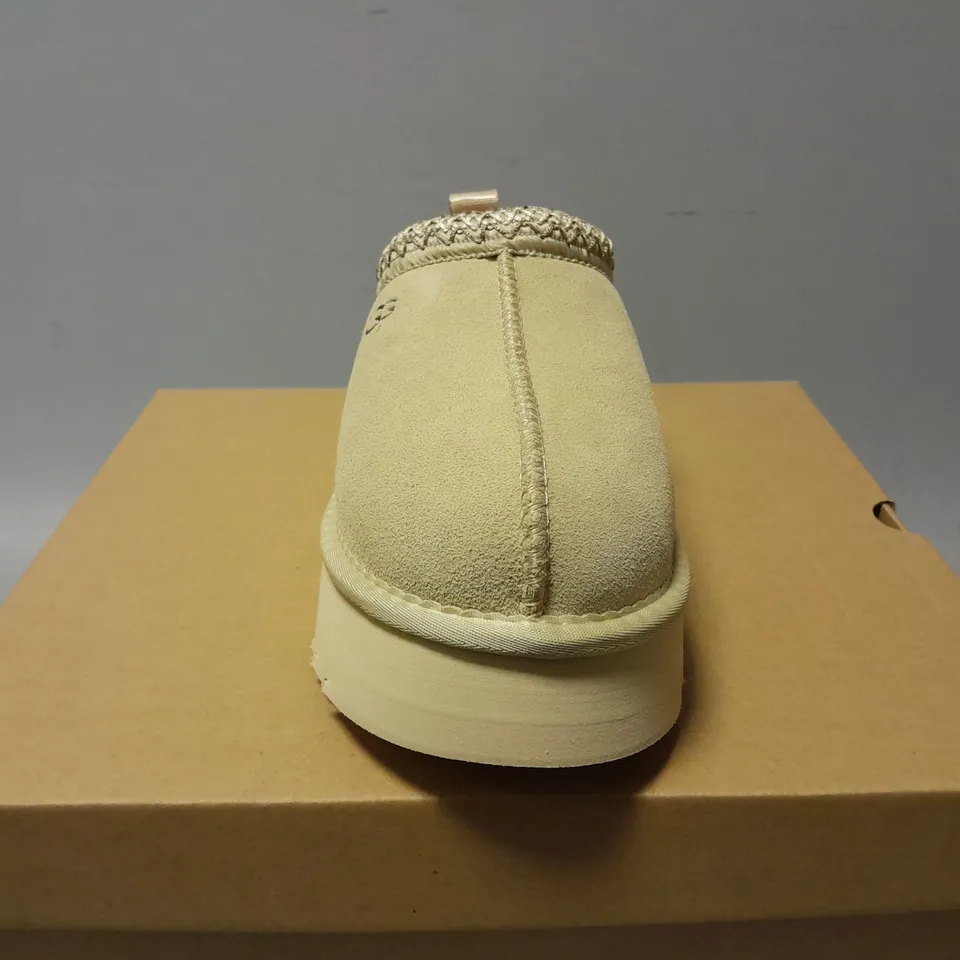 BOXED PAIR OF UGG WOMENS TAZZ SLIPPERS IN SAND - UK 5