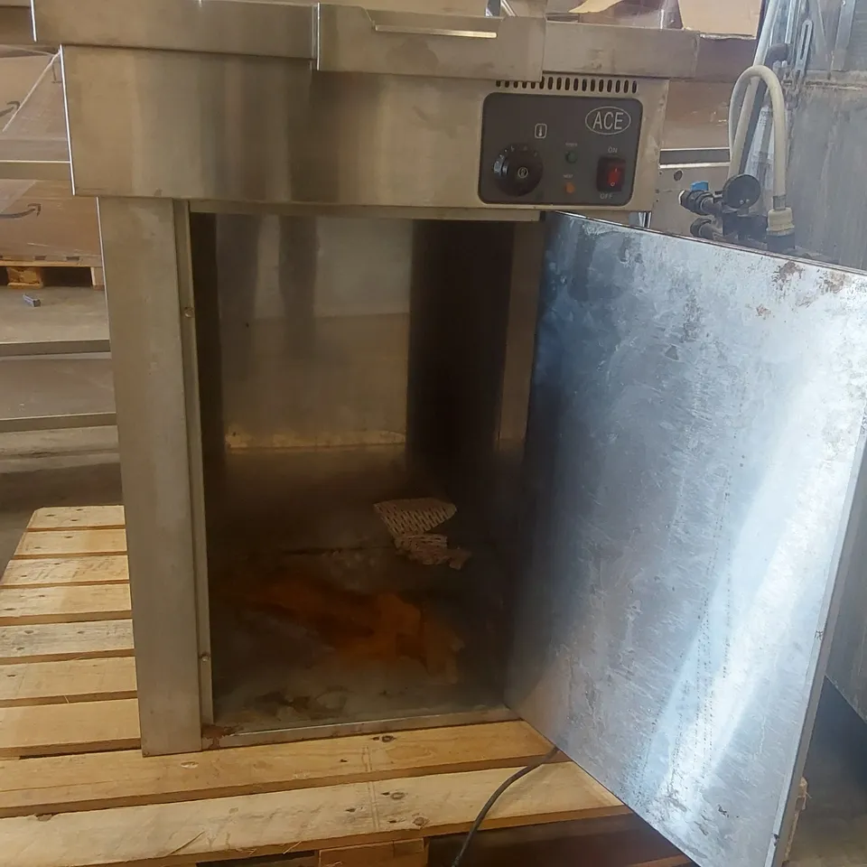 ACE CHIP SCUTTLE ON CABINET WITH HEATED GANTRY