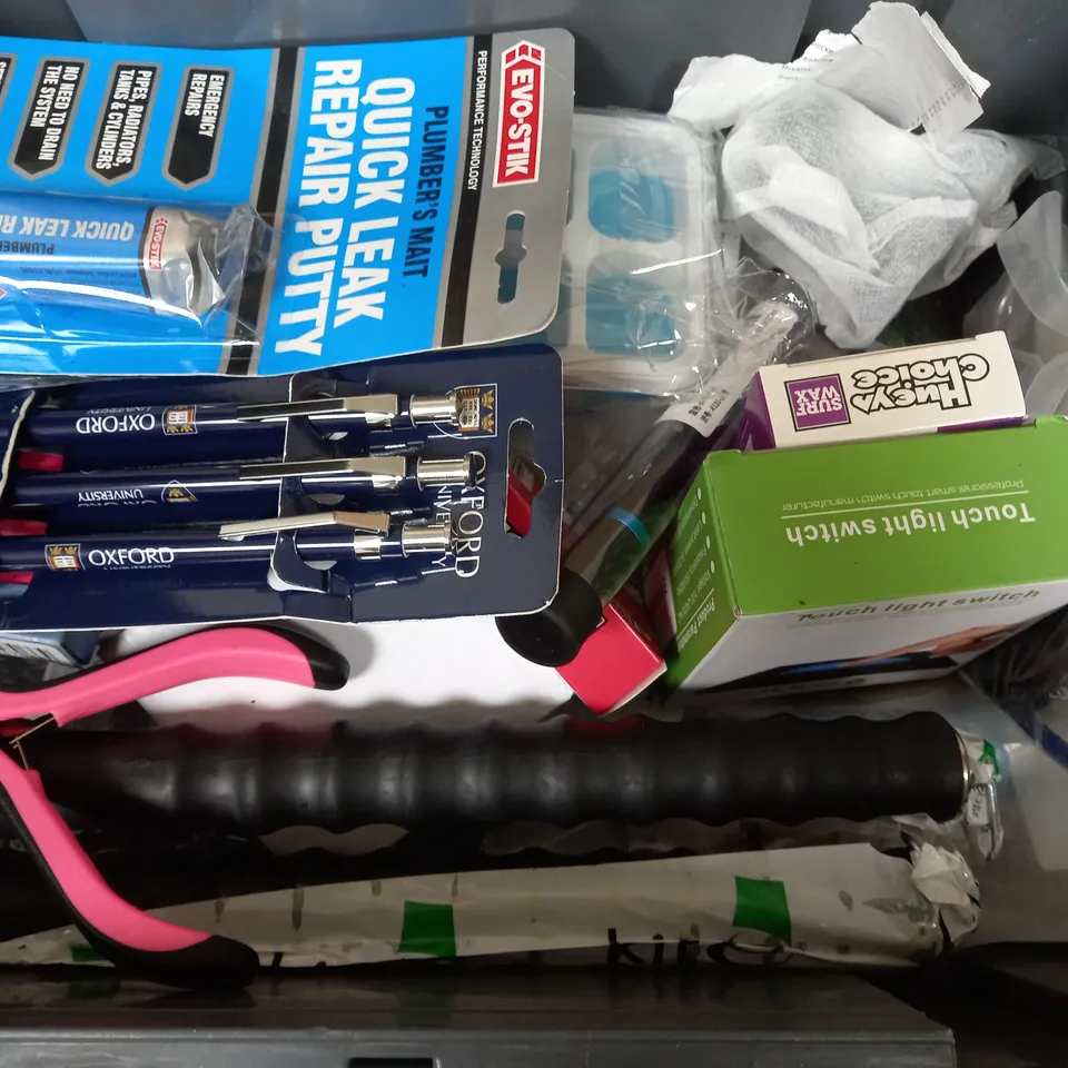 BOX OF APPROXIMATELY 10 ASSORTED ITEMS TO INCLUDE - ICE TRAY , QUICK LEAK PUTTY , TOUCH LIGHT SWITCH ETC