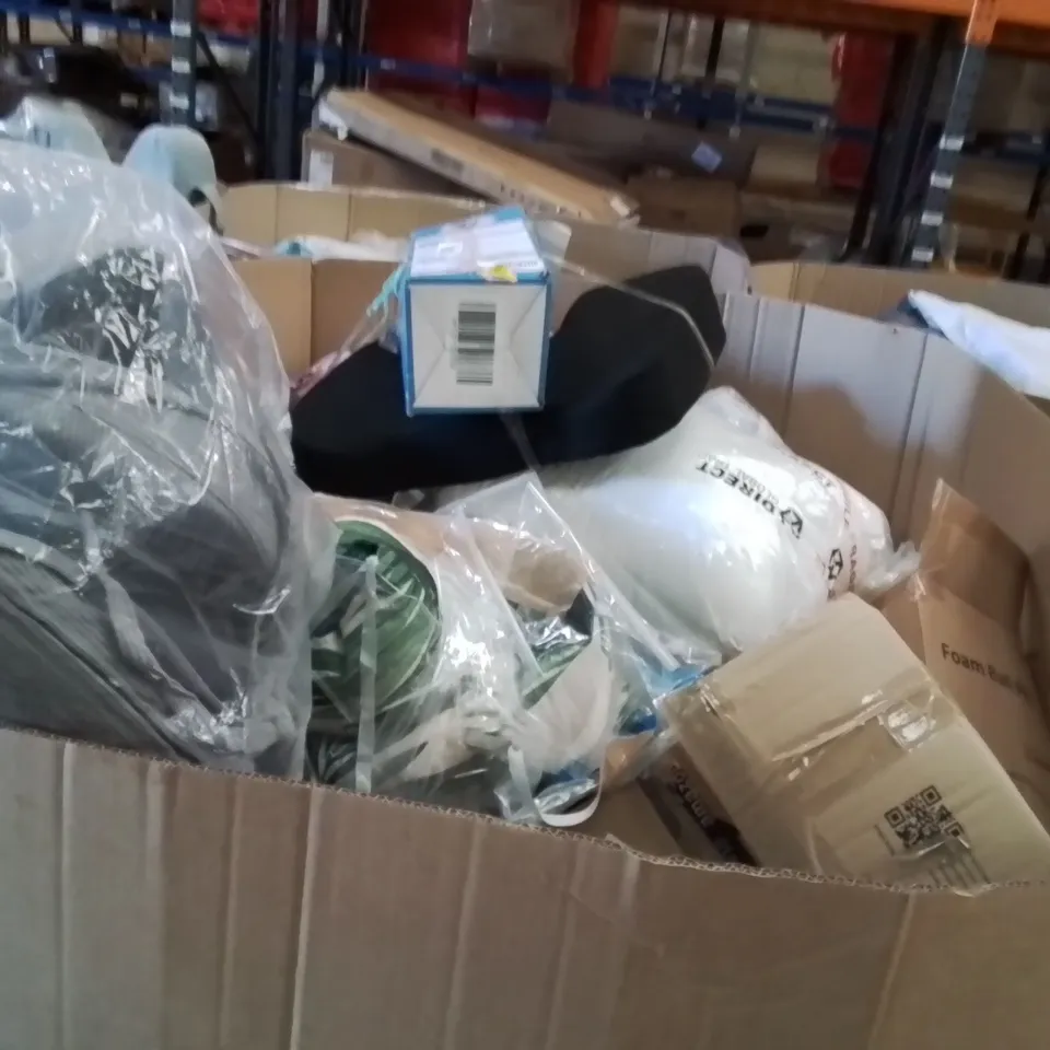 PALLET CONTAINING A LARGE QUANTITY OF PILLOWS
