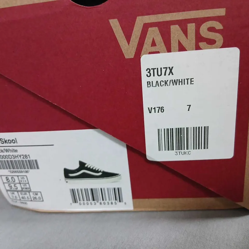 VANS OLD SKOOL BLACK/WHITE SNEAKERS – UK 7