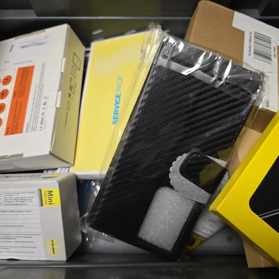 APPROXIMATELY 10 ASSORTED ITEMS TO INCLUDE - SCREEN PROTECTOR PRO , MAGIC JOHN SCREEN PROTECTOR ETC
