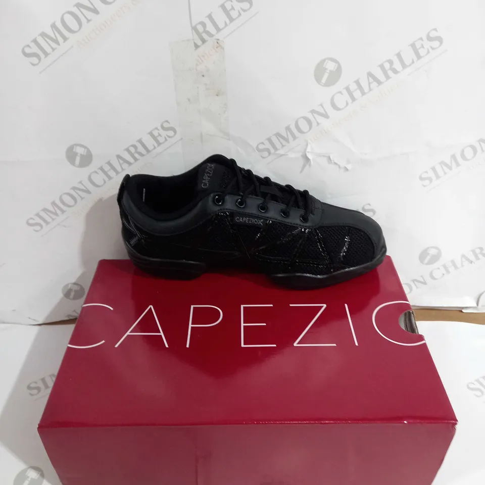 BOXED PAIR OF CAPEZIO UK 6M BLACK