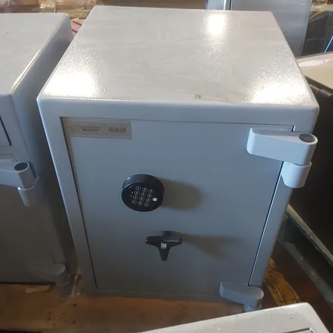 ASSOCIATED SECURITY HEAVY DUTY SECURITY SAFE - LOCKED