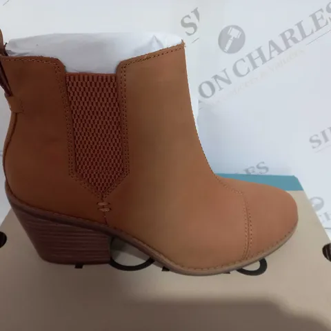BOXED PAIR OF TOMS EVERLY TAN OILED NUBUCK SIZE 6
