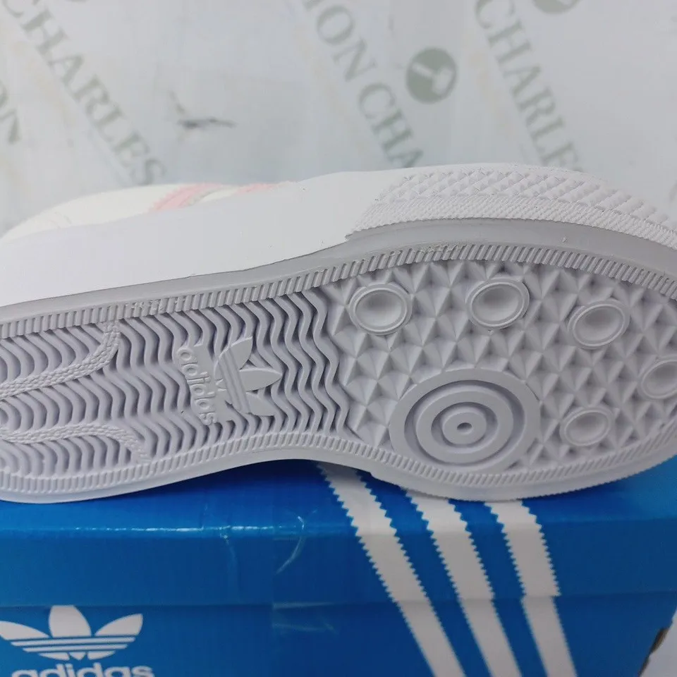 BOXED PAIR OF ADIDAS NIZZA PLATFORM TRAINERS IN WHITE/PINK - KIDS UK 10