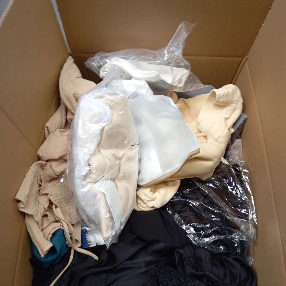 LARGE QAUNTIITY OF ASSORTED CLOTHING ITEMS TO INCLUDE SKIRTS, T-SHIRTS AND DRESSES