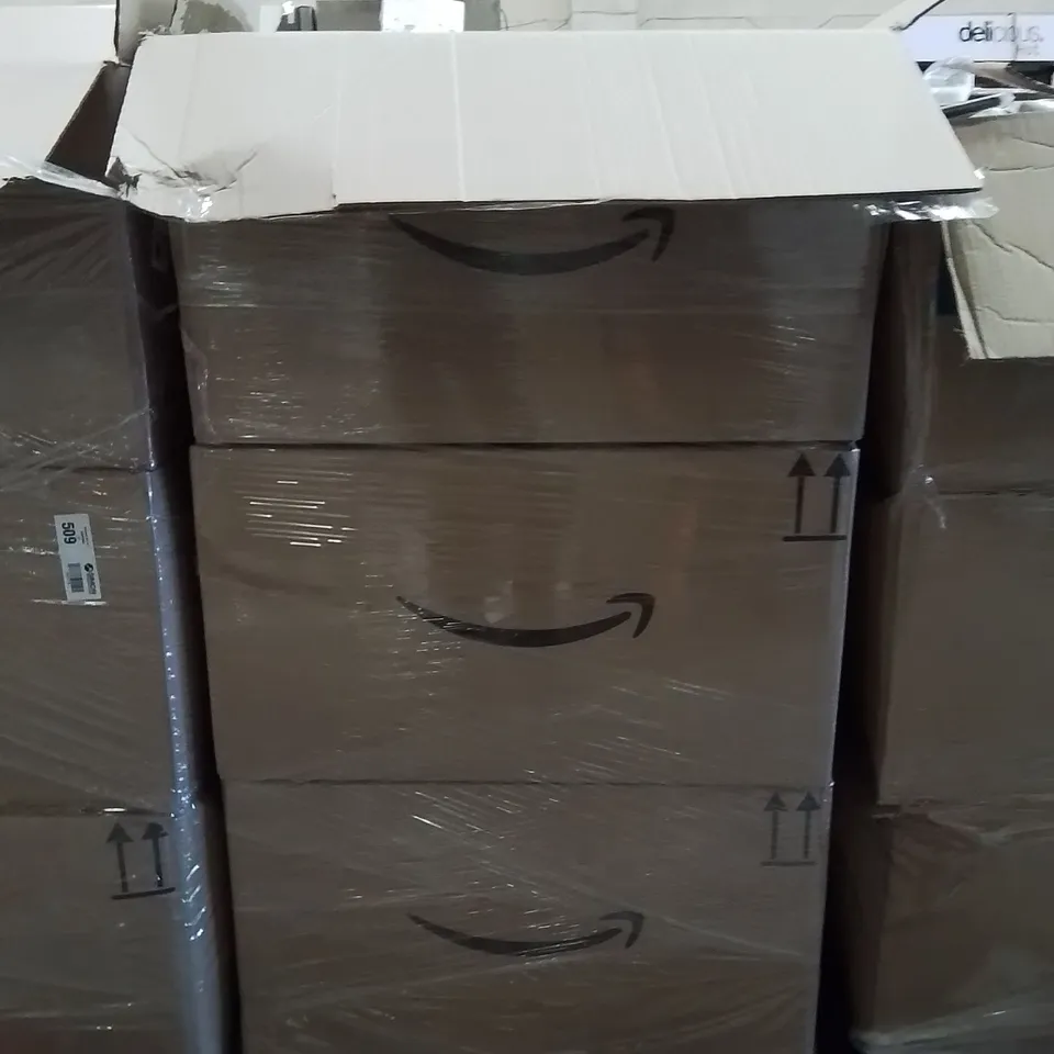 PALLET CONTAINING A LARGE QUANTITY OF BULBS 