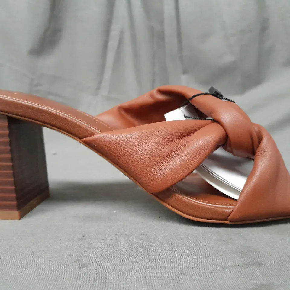 BOXED PAIR OF MNG OPEN TOE BLOCK HEEL SANDALS IN CHOCOLATE UK SIZE 5
