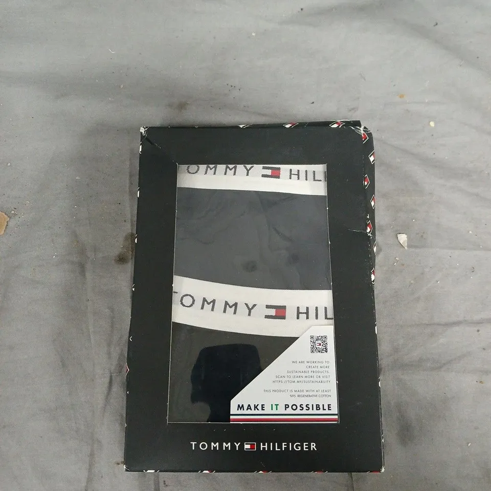 TOMMY HILFIGER BOXED ACCESSORY WITH WINDOW DISPLAY - X2 - SIZE 14/16 YEARS