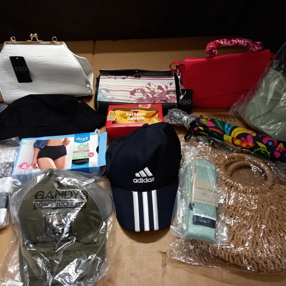 LOT OF 15 ASSORTED CLOTHING ACCESSORIES TO INCLUDE HATS, BAGS AND SOCKS