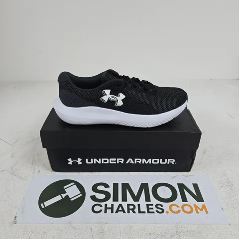 BOXED PAIR OF UNDER ARMOUR WOMENS CHARGE SURGE 4 TRAINERS IN BLACK - UK 7