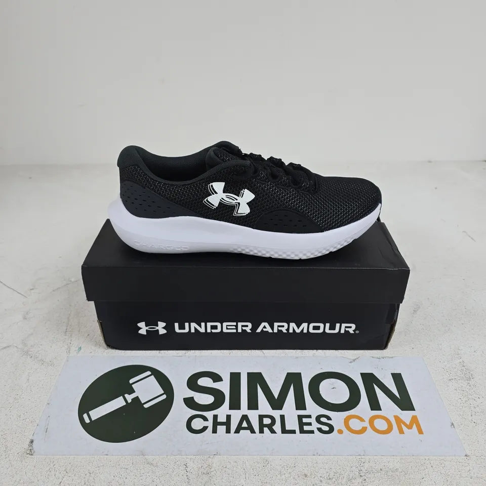 BOXED PAIR OF UNDER ARMOUR WOMENS CHARGE SURGE 4 TRAINERS IN BLACK - UK 7