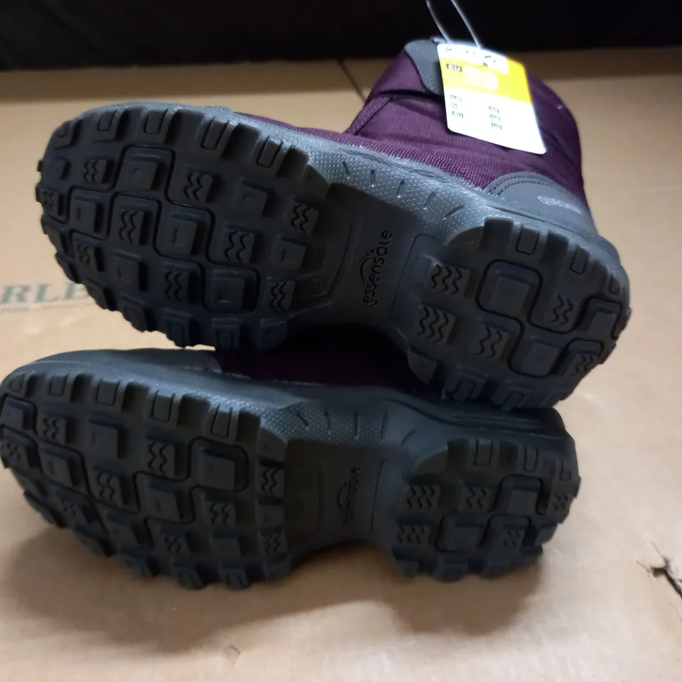 PAIR OF DECATHLON QUECHUA WATERPROOF BURGHUNDY BOOTS - EU 29
