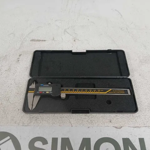 ELECTRONIC DIGITAL CALIPER IN BLACK CASE