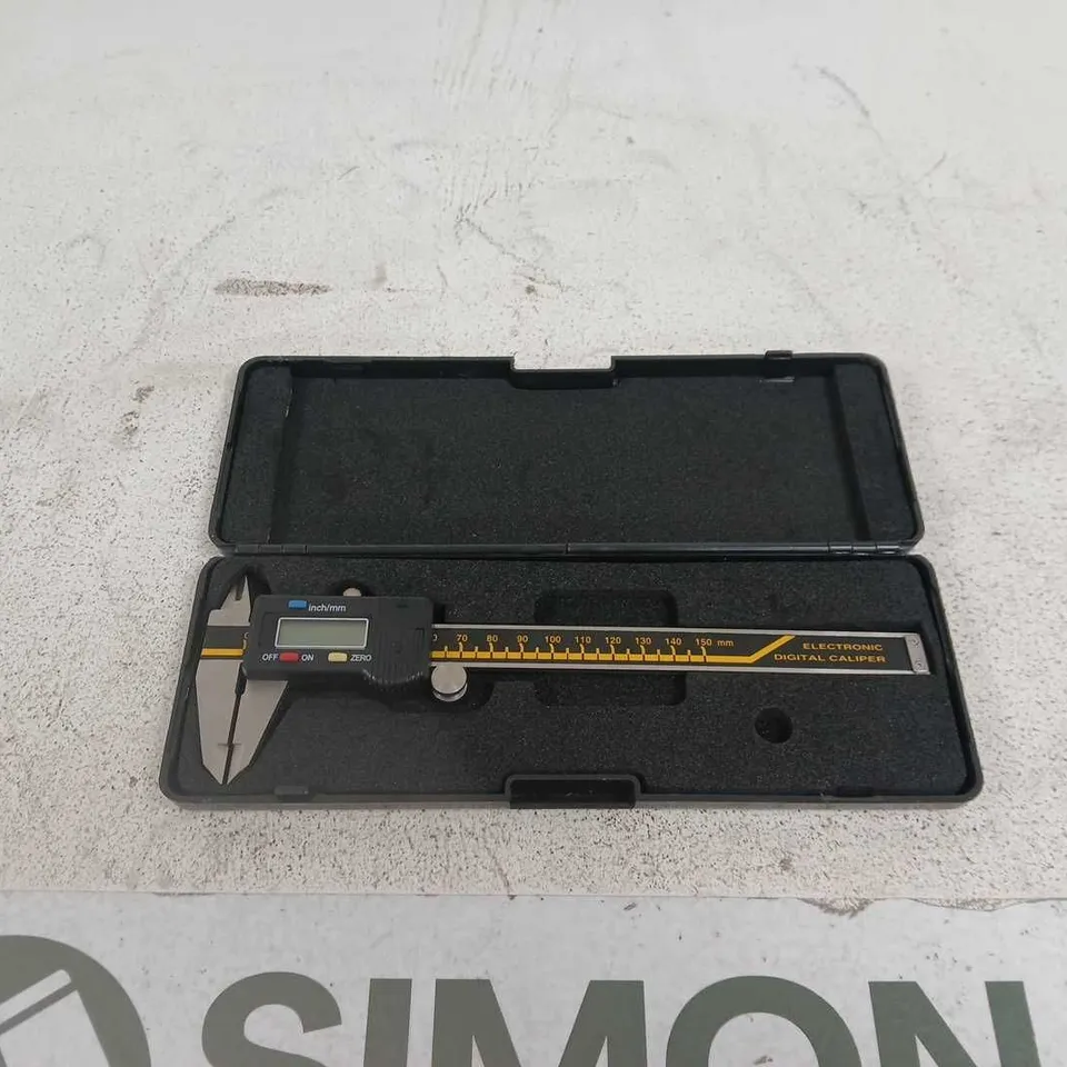 ELECTRONIC DIGITAL CALIPER IN BLACK CASE