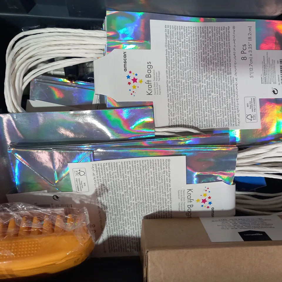 LOT OF APPROXIMATELY 10 ASSORTED HOUSEHOLD ITEMS TO INCLUDE KRAFT BAGS, MOGYANN DUAL TIP BRUSH PENS, ETC