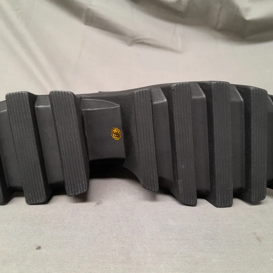 BOXED PAIR OF LAMODA CHUNKY PLATFORM BOOTS IN BLACK UK SIZE 6