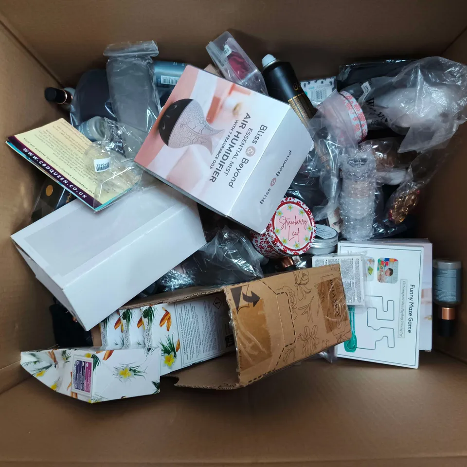 APPROXIMATELY 20 ASSORTED ITEMS TO INCLUDE AIR HUMIDIFER, REED DIFFUSER, FUNNY MAZE GAME, ETC - COLLECTION ONLY